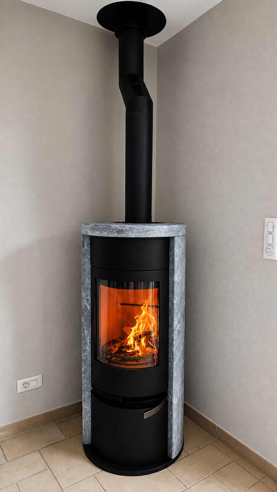 620 T style – Porte fonte – Habillage pierre ollaire – Puissance 6Kw – Longueur des bûches 36 cm – Poids 250Kg – Rendement 86% – Classe Energétique A+ – Bloc accumulateur en option – Range bûches en dessous du foyer