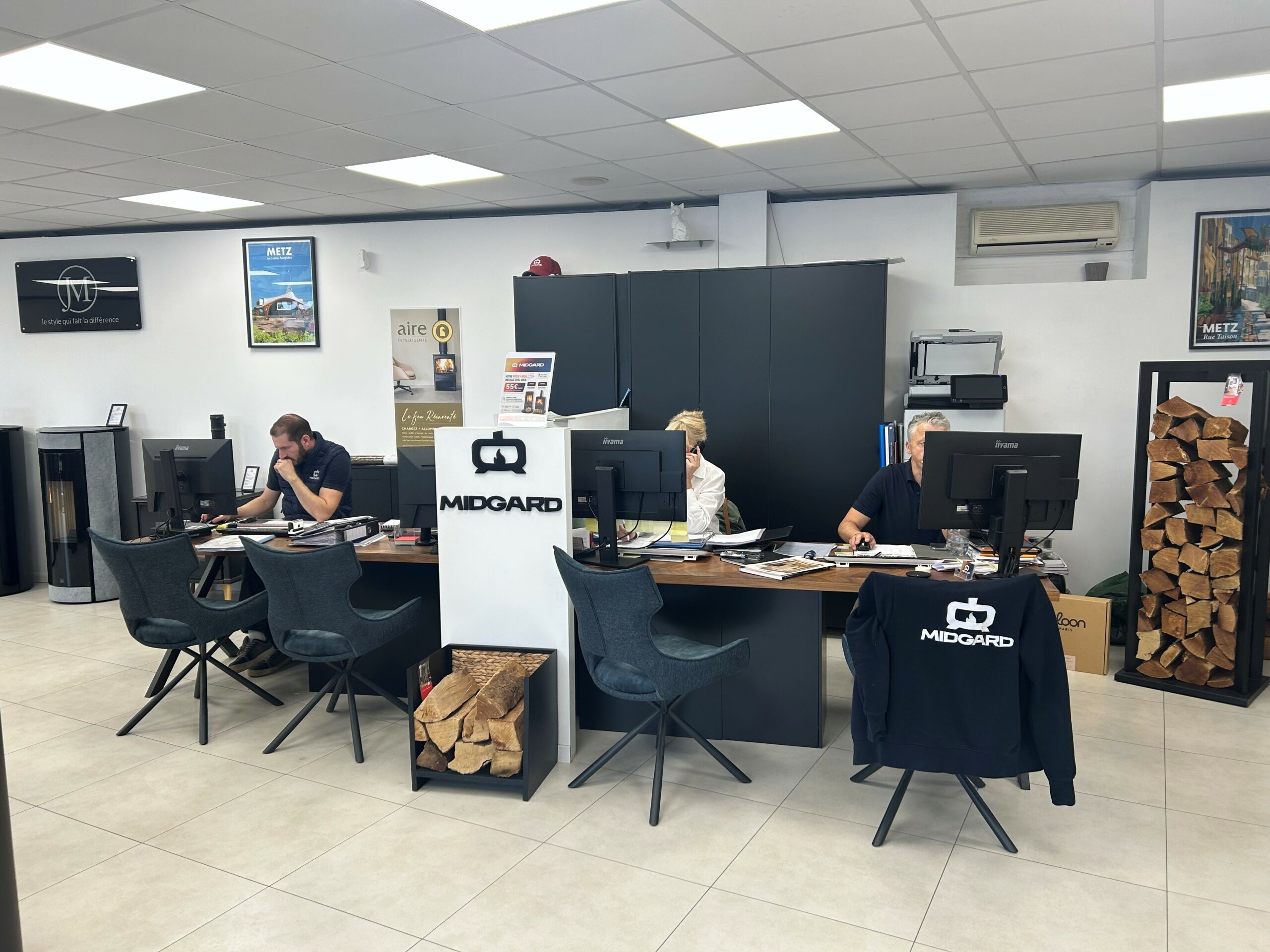 https://midgard-cheminee.com/app/uploads/2026/10/photo-de-lequipe-midgard-cheminee-metz-thionville-maizieres-les-metz-chauffage-briey-boulay-scaled.jpg